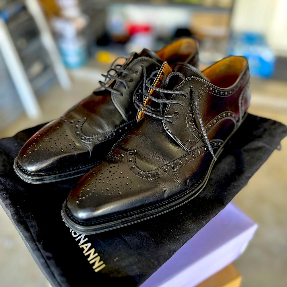 MAGNANNI Men's Black Wingtip Oxford Shoes size 10.5
Like New worn only one time